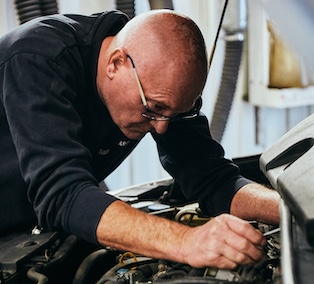 Automekaniker reparerer bilmotor