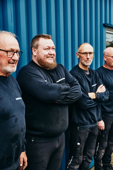 Smilende værkstedsmedarbejdere hos AutoMekanikeren i Risskov, Aarhus