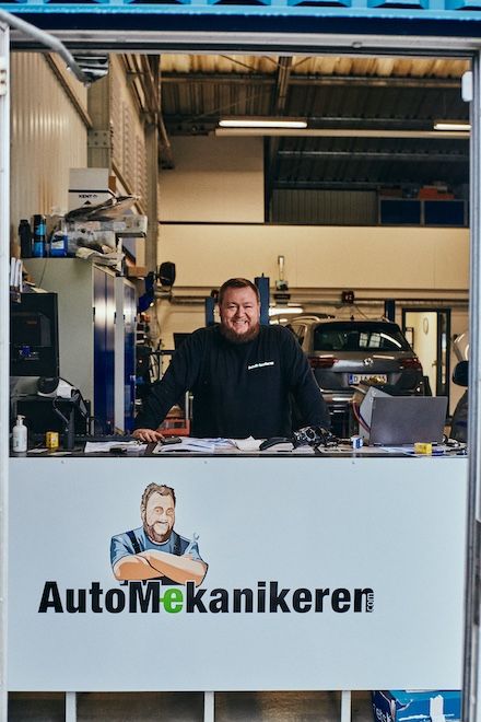Johnni Pabst står klar hos Automekanikeren.com og er klar til at servicere din bil