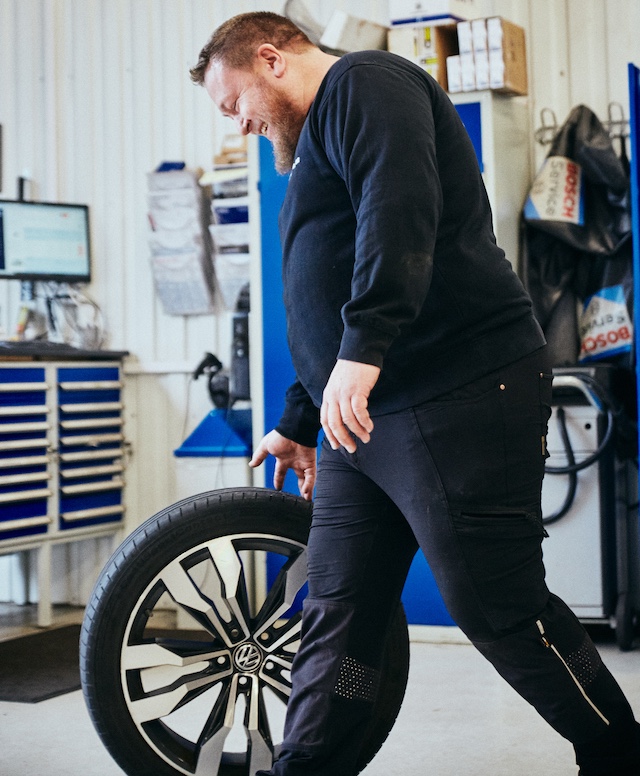 Mekaniker skifter dæk på bil i Aarhus